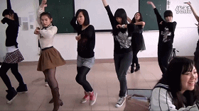中学少女们在教室里排练节目
